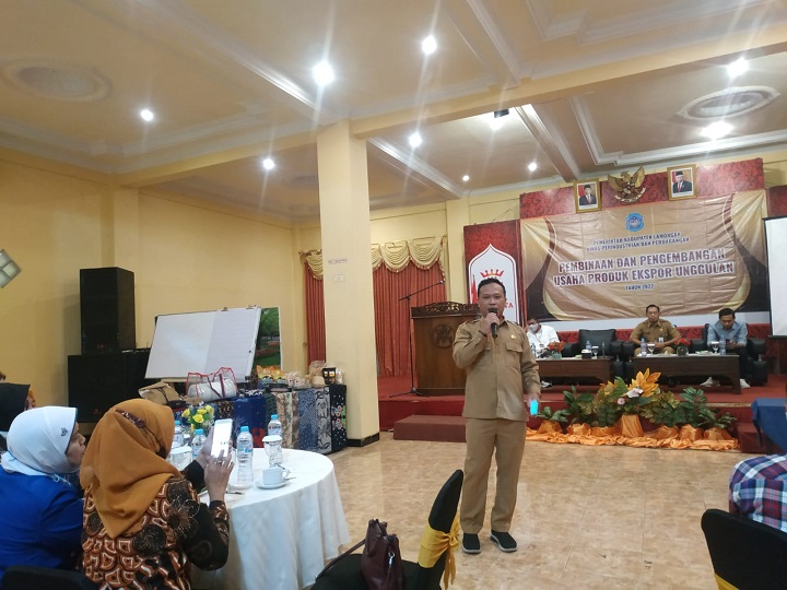 Plh Kadisperindag Lamongan, Moh Zamroni saat memberikan motivasi kepada peserta dari IKM/UKM. SP/IST