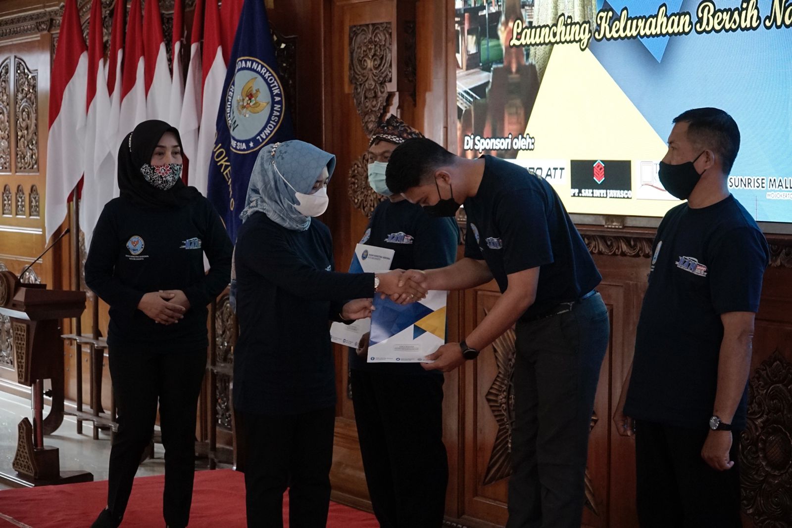 Wali Kota Ning Ita dan Kepala BNNK Mojokerto Suharsi saat menyerahkan sertifikat Kelurahan Bersinar. SP/Dwy AS