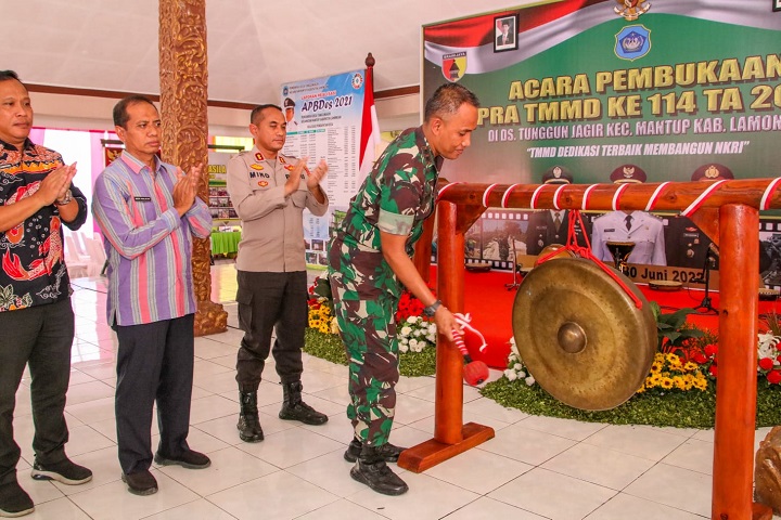 Dandim memukul gong menandai dimulainya Pra TMMD di Lamongan. SP/MUHAJIRIN KASRUN