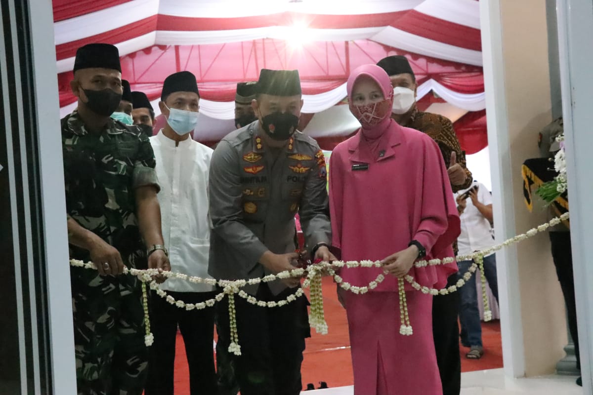Kapolres Blitar Adhitya memotong pita meresmikan Masjid AS-SALAM. SP/Hadi Lestariono 