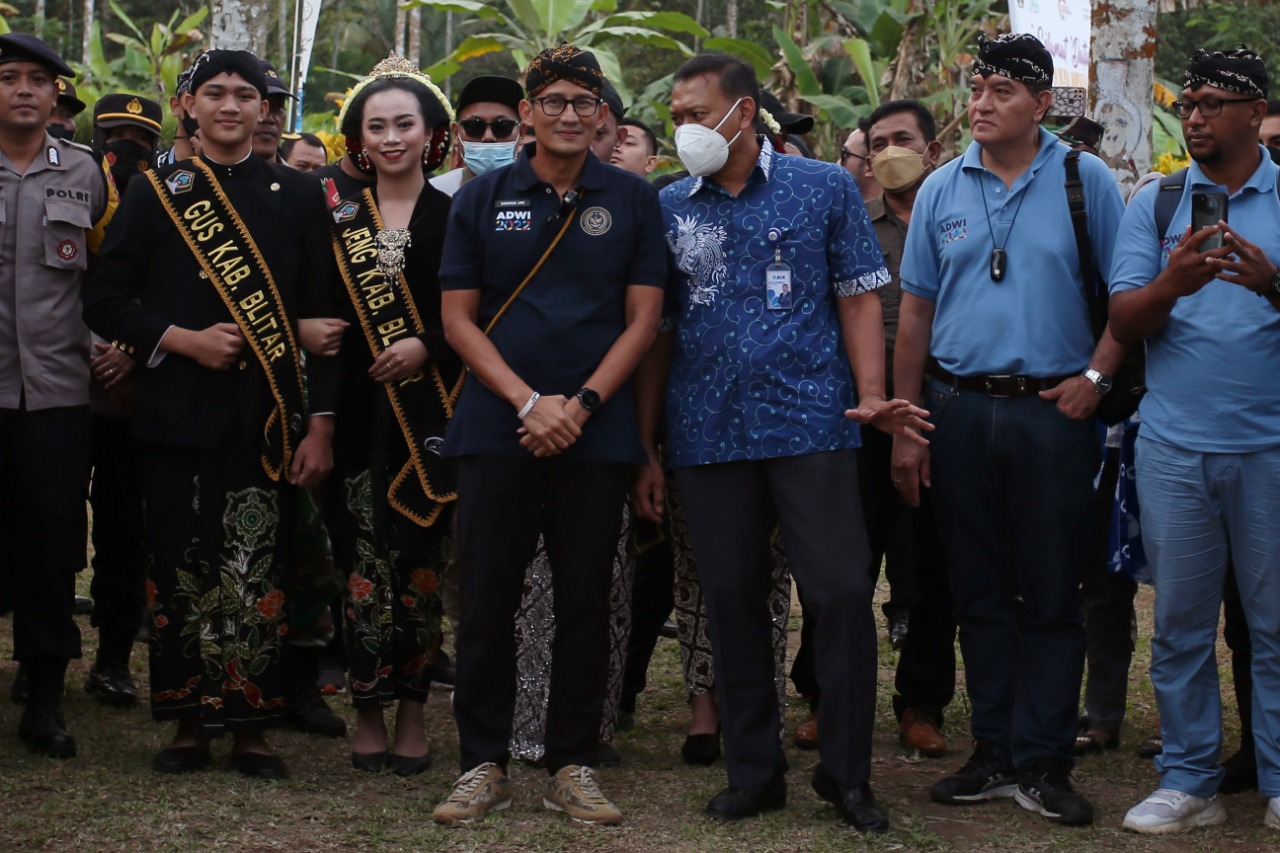 Menparekraf Sandiaga Salahuddin Uno  didampingi Kepala Kantor Cabang BCA Blitar Agus Setyo Budiman, saat visitasi  di Kecamatan Gandusari, Blitar, Jawa Timur, Rabu (29/6).
