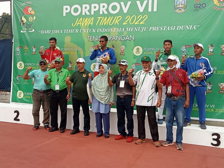 Atlet Kontingen Lamongan saat menerima medali dalam Porprov ke VII Jawa Timur. SP/IST