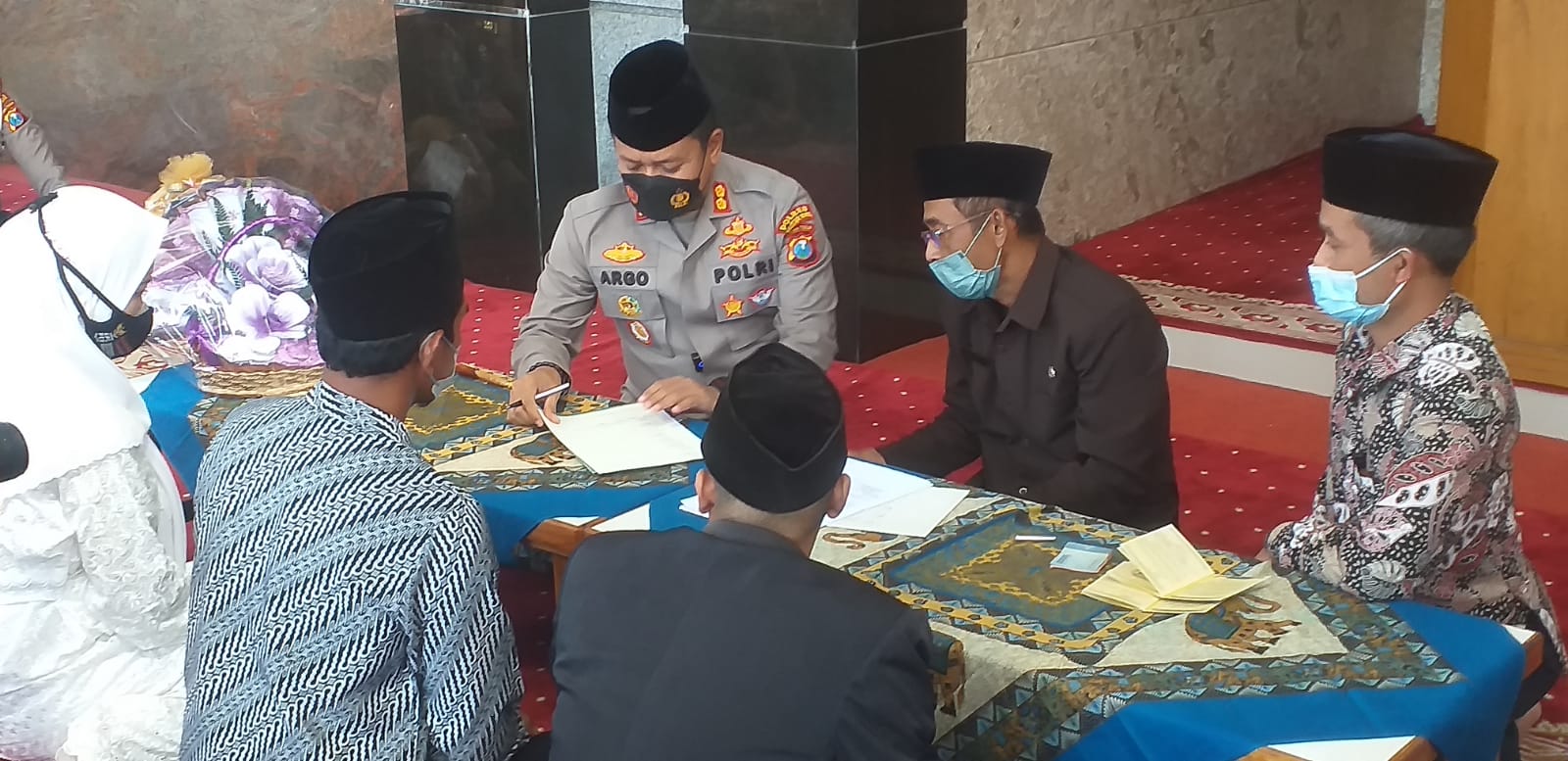 Kapolres Blitar Kota AKBP Argowiyono menghadiri pernikahan salah satu tahanan. SP/Hadi Lestariono 