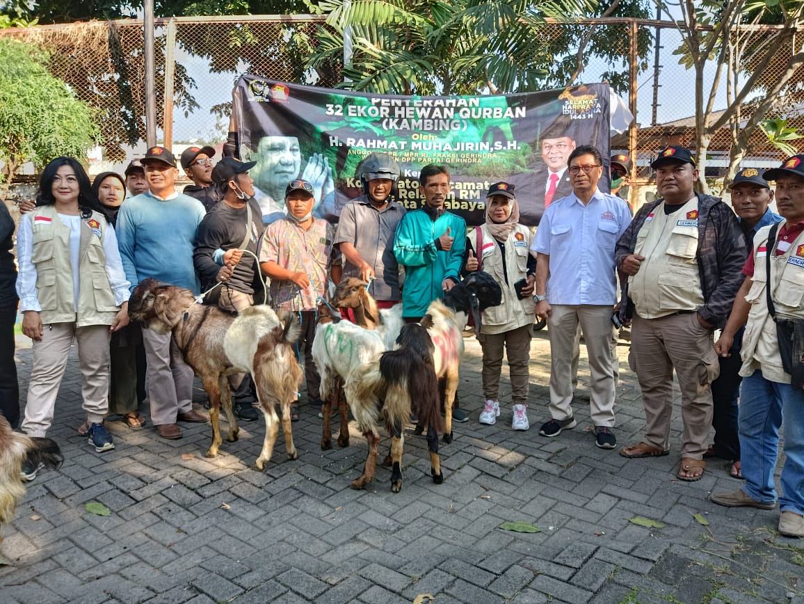 Para relawan saat terima kambing kurban dari Rahmat Muhajirin 
