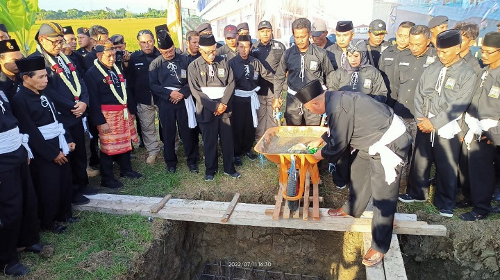 Ketua PSHT Cabang Lamongan, Harto meletakan batu pertama pembangunan gedung Sasana Manggala Krida di Sukodadi. SP/MUHAJIRIN KASRUN