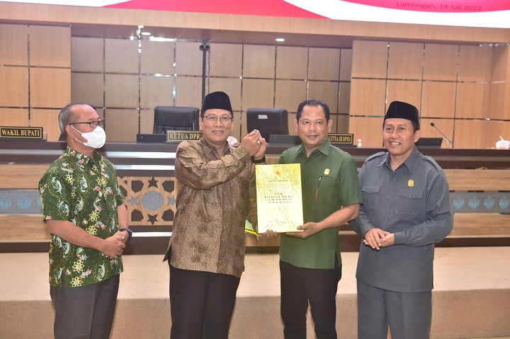 Wabup KH. Abd Rouf saat menyerahkan dokumen KUA PPAS ke ketua DPRD, H. Abd Ghofur. SP/MUHAJIRIN KASRUN