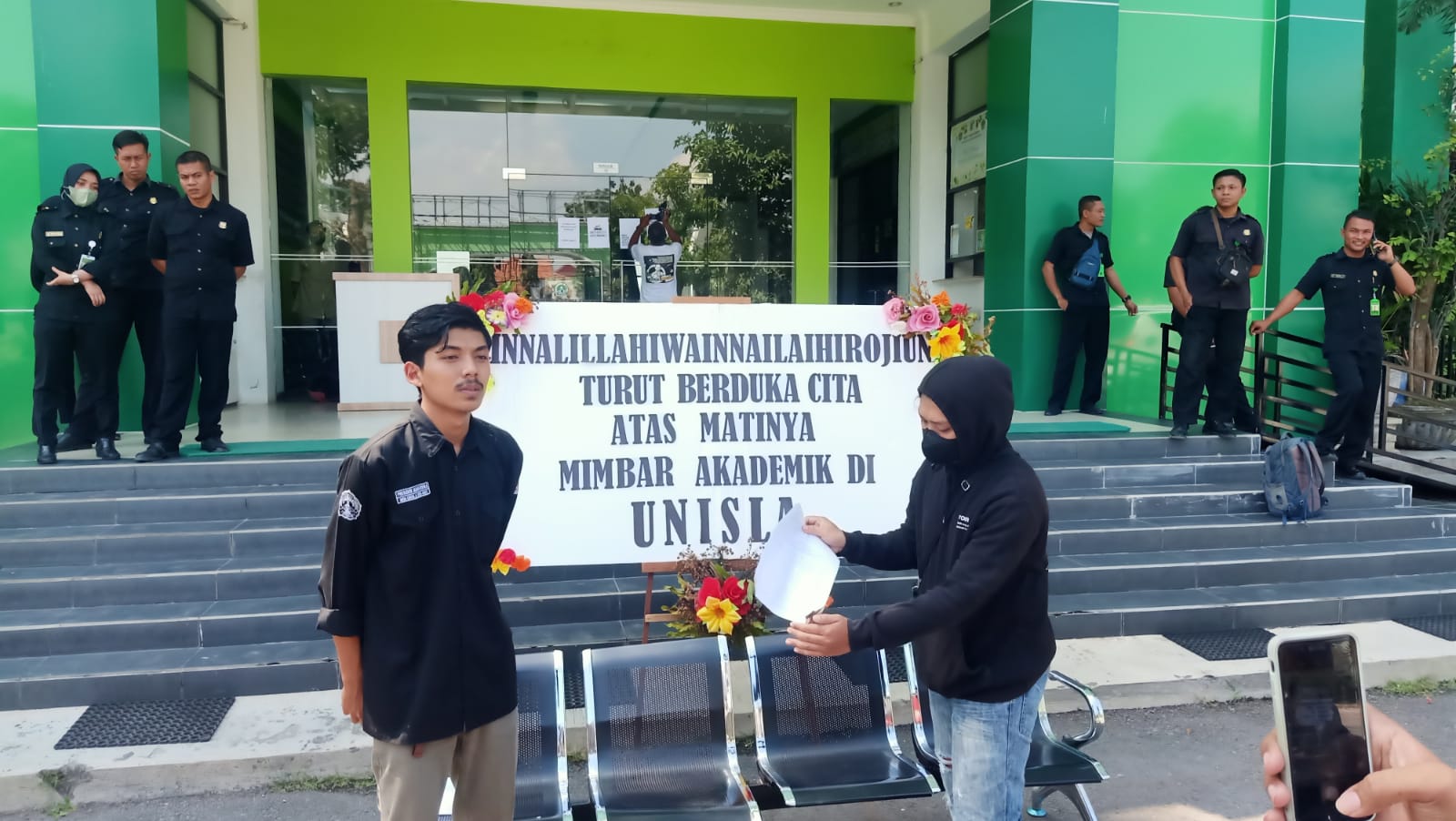 Mahasiswa saat berunjuk rasa di depan Kampus menuntut pencabutan pembekuan BEM Unisla. SP/MUHAJIRIN