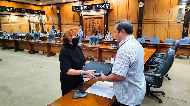 Ny Siok serahkan berkas kasus Sipoa ke Anang Siswandoko Wakil Ketua Komisi C DPRD Sidoarjo 