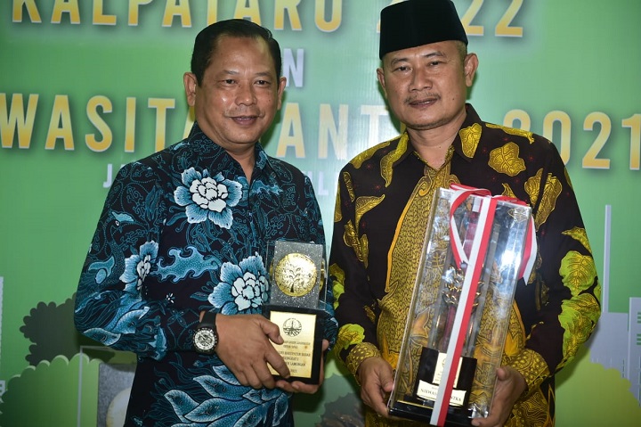 Bupati dan ketua DPRD Lamongan membawa pulang penghargaan yang diterima dari Kementerian LH. SP/MUHAJIRIN