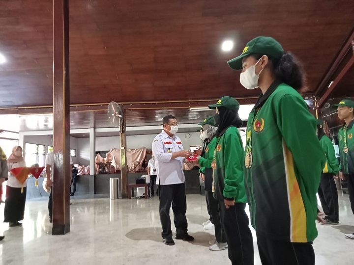 Bupati Tulungagung Maryoto Bhirowo saat memberikan ucapan selamat pada para atlet Porprov Kontingen Tulungagung