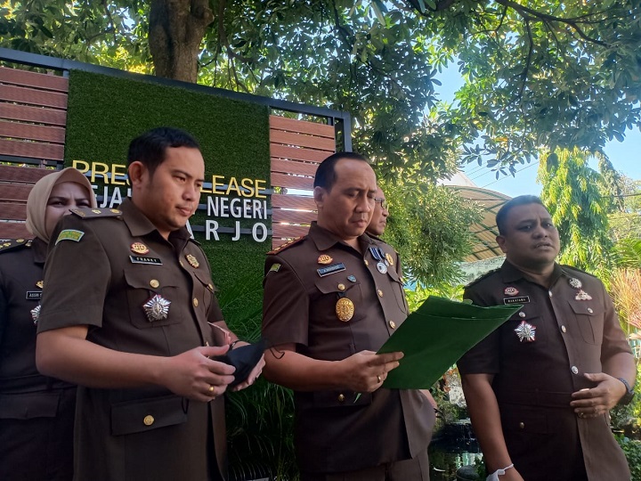 Kajari Sidoarjo Akhmad Muhdhor saat beri keterangan pers 