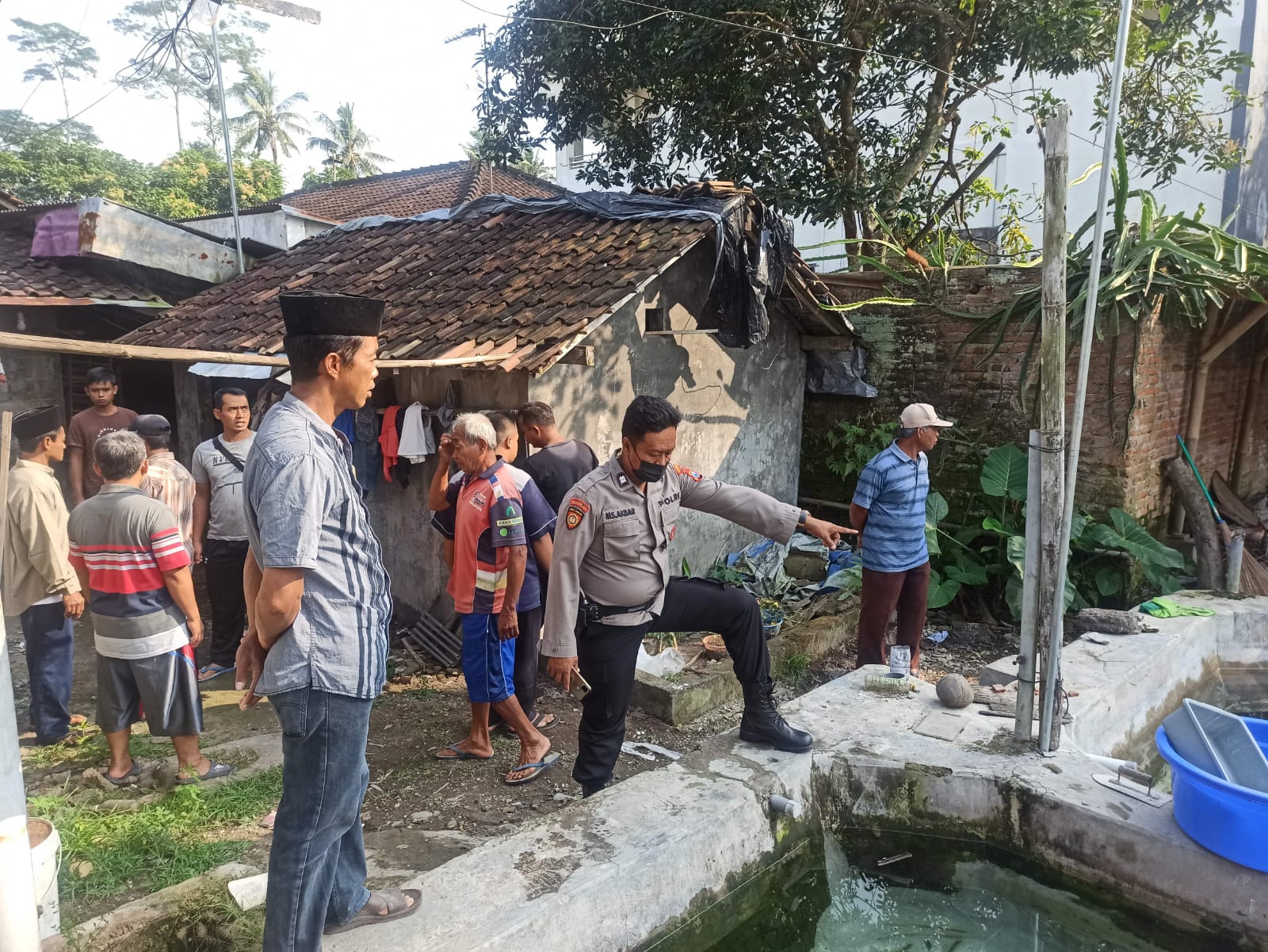 Petugas saat melakukan olah TKP di lokasi kejadian. SP/Hadi Lestariono 