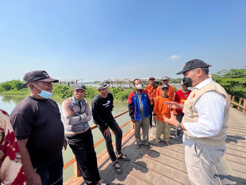 Dewan penasehat Partai Gerindra Bambang Haryo Soekartono saat mengunjungi Longstorage Kalimati di Sidoarjo. 