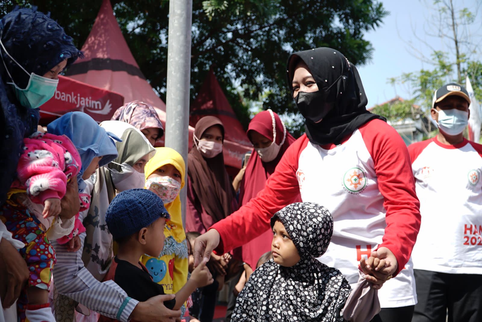 Foto SP/Dwy AS
Wali Kota Nong Ita saat menghadiri rangkaian peringatan Hari Anak Nasional bertajuk 'Anak Terlindungi, Indonesia Maju' di halaman Rumah Sakit Umum Daerah Dr Wahidin Sudiro Husodo, Sabtu, (23/7) siang.
