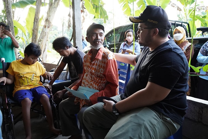 Bupati Kediri Hanindhito Himawan Pramana mendatangi rumah Sutrimo (70) warganya yang setiap hari berjualan mainan balon karakter