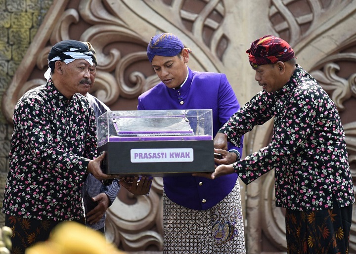 Wali Kota Kediri Abdullah Abu Bakar menerima Prasasti Kwak saat prosesi Manusuk Sima