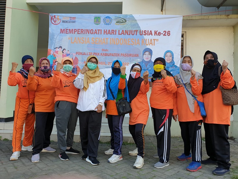 Peserta senam pagi yang di adakan oleh RSUD Bangil dalam rangka memperingati Hari Lansia ke-62