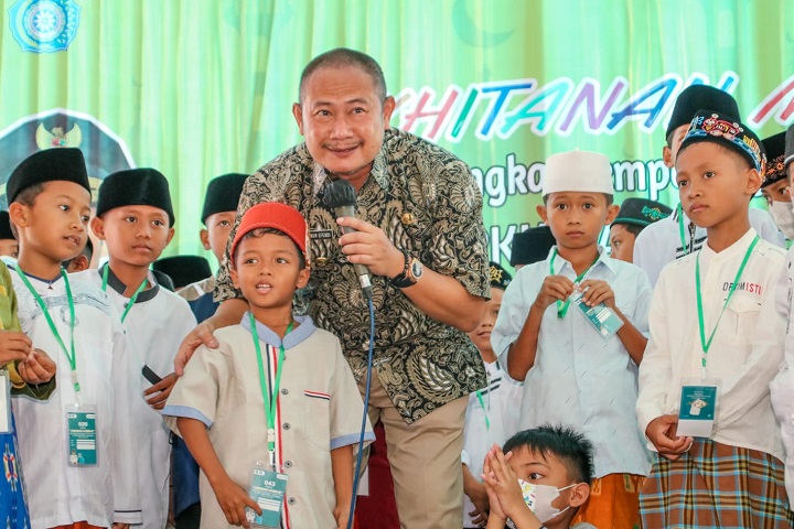Bupati mengajak interaksi dengan anak-anak yang akan dikhitan. SP/MUHAJIRIN KASRUN