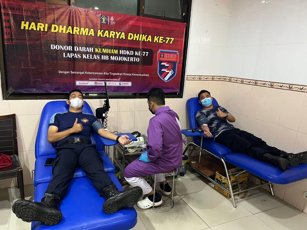 Petugas Lapas Klas IIB Mojokerto saat melaksanakan kegiatan donor darah