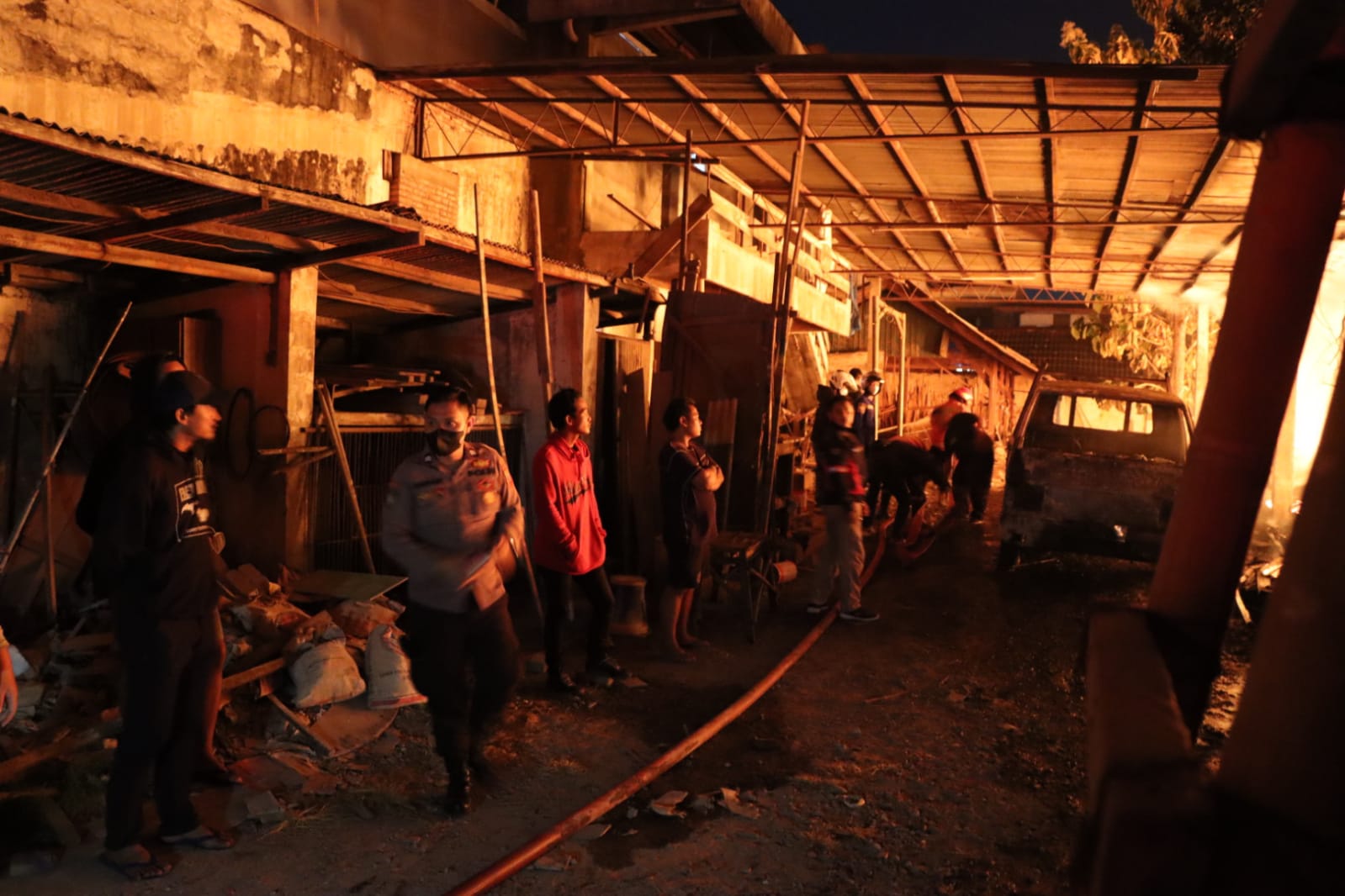 Petugas pemadam saat memadamkan api yang membakar bangunan. SP/Hadi Lestariono