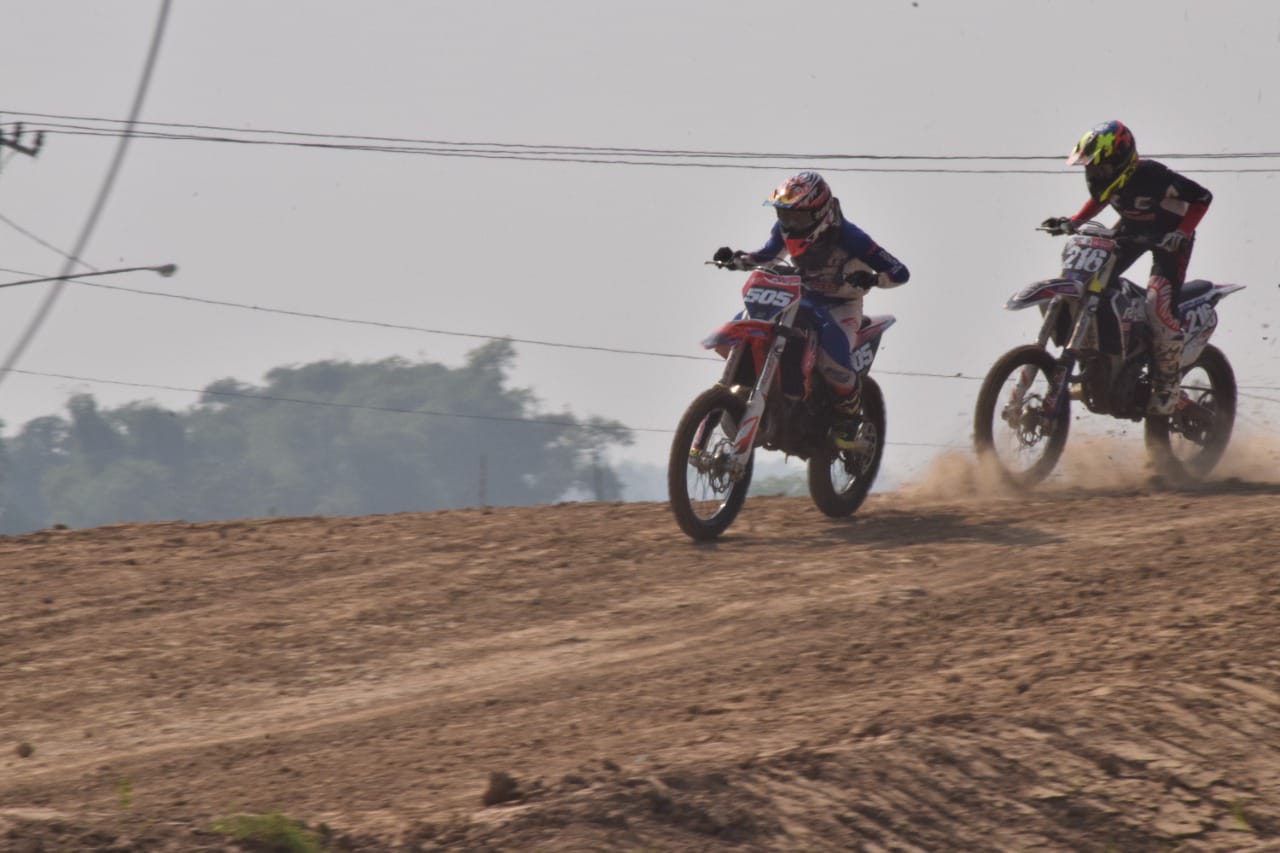 Pembalap andalan Lamongan menjajal sirkuit motocross di Jotosanur. SP/MUHAJIRIN KASRUN