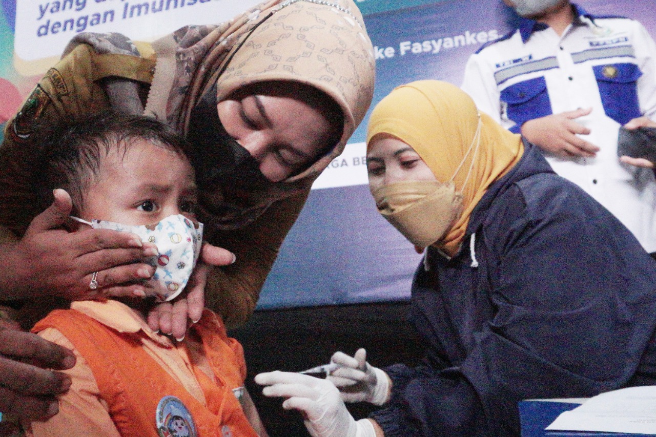 Wali Kota Ning Ita saat memantau pelaksanaan BIAN di TK Ar-Rosyid Kota Mojokerto