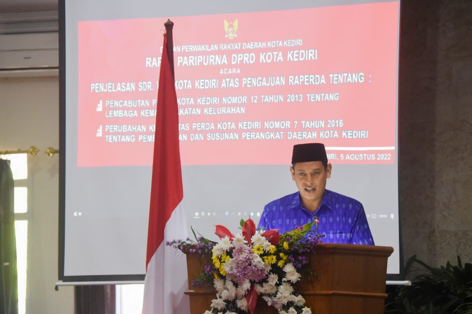 Wali Kota Kediri saat memberikan sambutan jawaban dari para fraksi