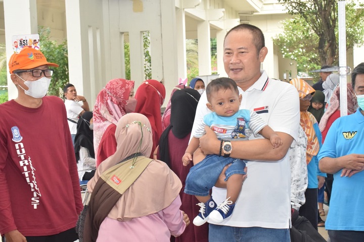 Bupati menggendong balita dalam kegiatan peringati ASI sedunia di Alun-alun Lamongan. SP/MUHAJIRIN KASRUN