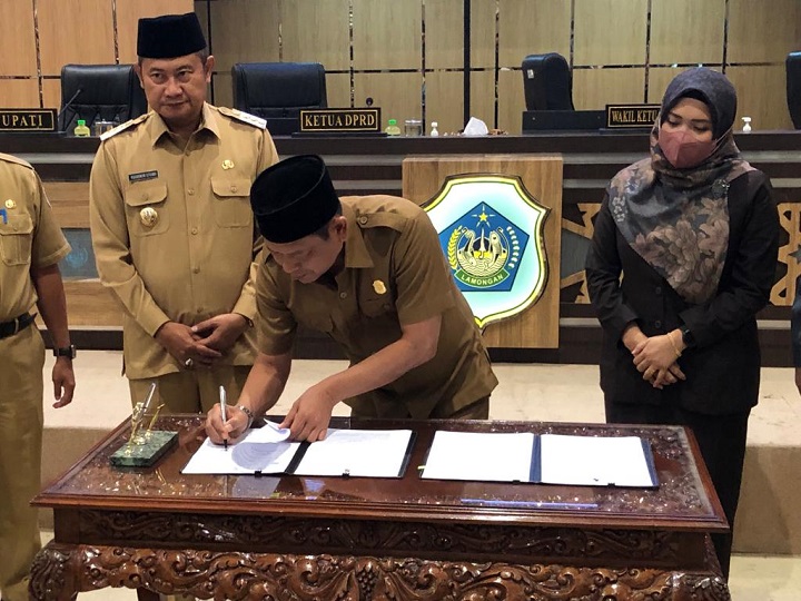 Ketua DPRD Lamongan menandatangani persetujuan Perubahan KUA-PPAS Tahun 2022. SP/MUHAJIRIN KASRUN