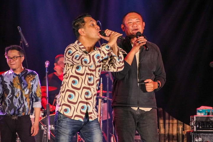 Bupati saat menyumbangkan lagu dalam gelaran Jazz Festival. SP/MUHAJIRIN KASRUN
