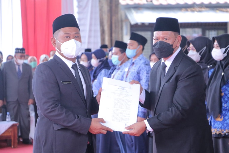 Kepala Dinas Perikanan Mohammad Nadlelah bersama Bupati Gresik Fandi Akhmad Yani usai upacara pelantikan pejabat. Foto: SP/Grs