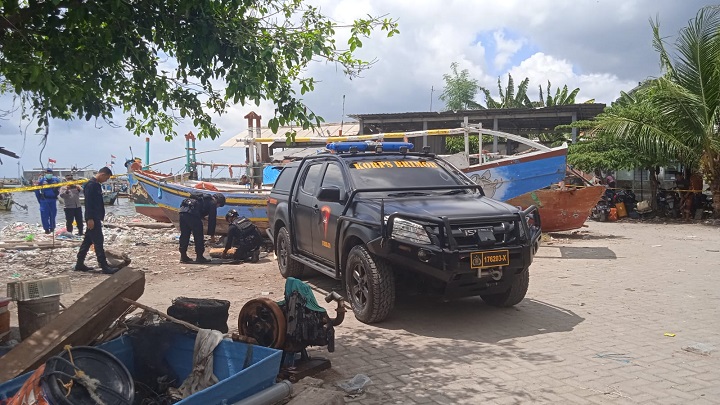 Tim Jibom Gegana Polda Jatim mengamankan, dan mengevakuasi mortir. SP/MUHAJIRIN KASRUN