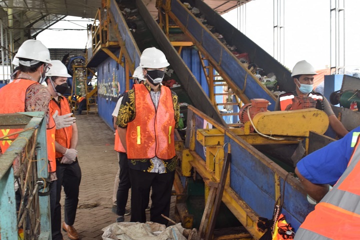 Perwakilan Konsulat Jenderal AS Surabaya saat melihat langsung TPST SAMTAKU. SP/MUHAJIRIN KASRUN