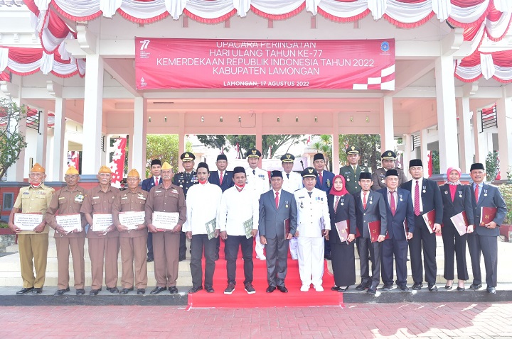 Dua orang warga binaan usai mendapatkan remisi berpose bersama bupati, forkopimda dan para pejuang veteran. SP/MUHAJIRIN