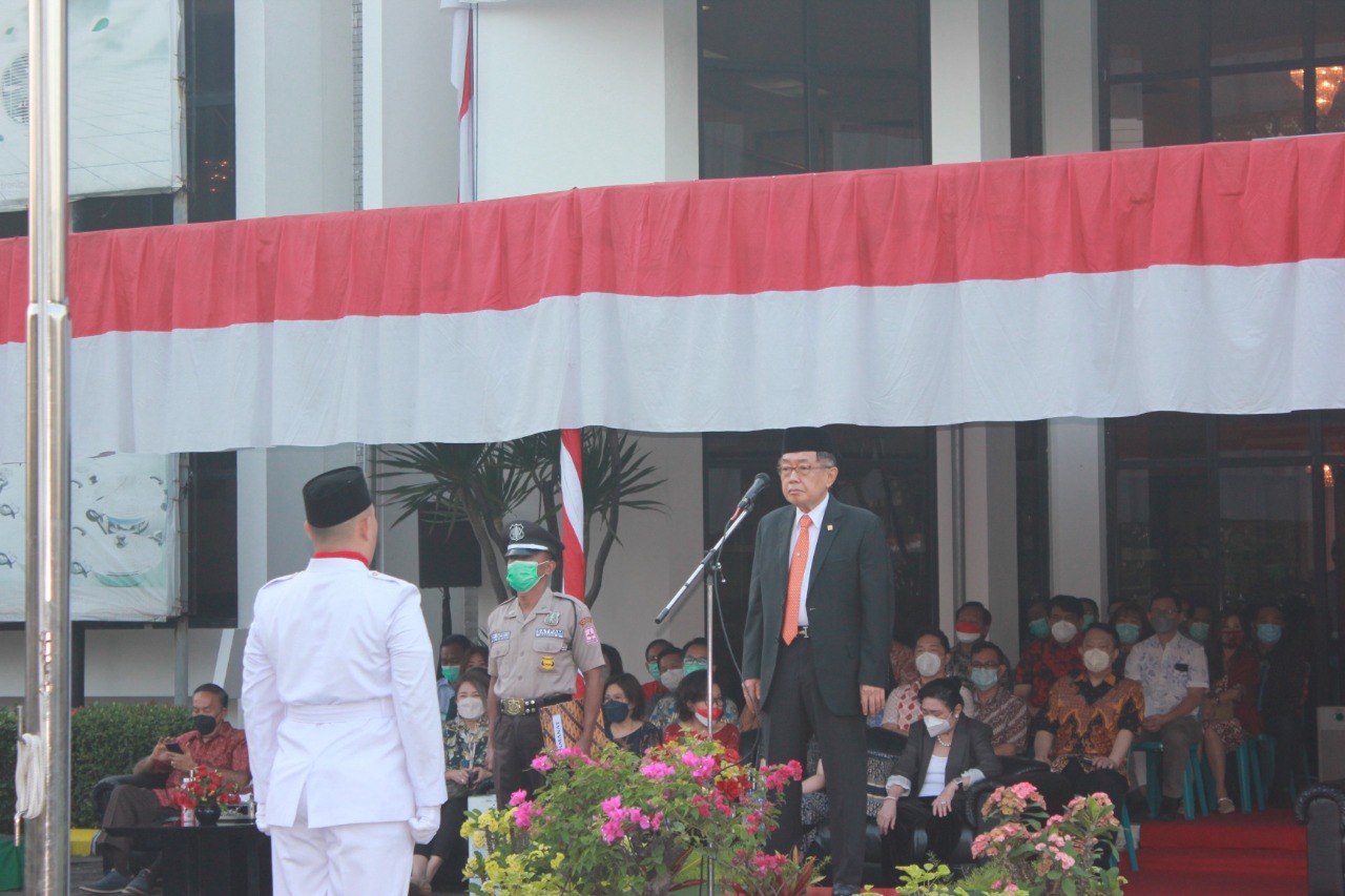 Bos Maspion Group Alim Markus saat jadi Irup upacara HUT RI ke-77 di halaman Maspion II Buduran Sidoarjo 