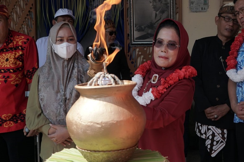 Pembukaan Festival Mojo Getar oleh Ketua Umum Dekopinda Sri Untari Bisowarno 