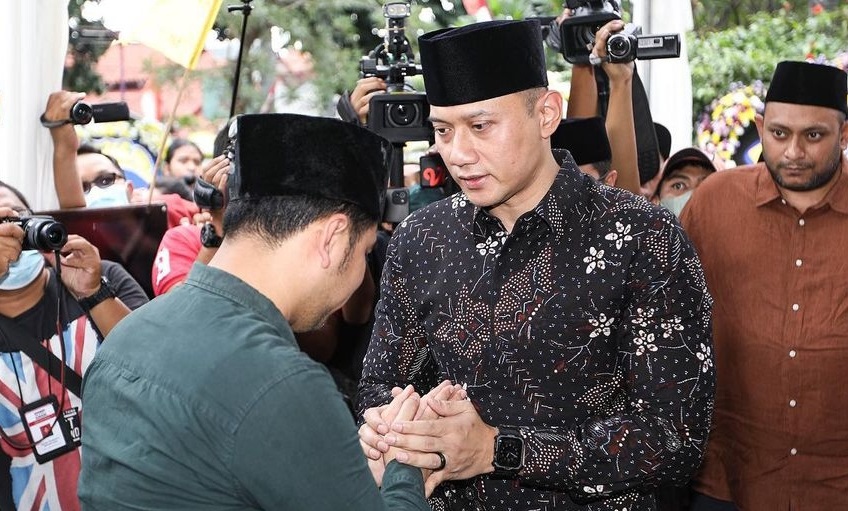 Ketua Umum Demokrat Agus Harimurti Yudhoyono bersalaman dengan Emil Dardak di rumah duka