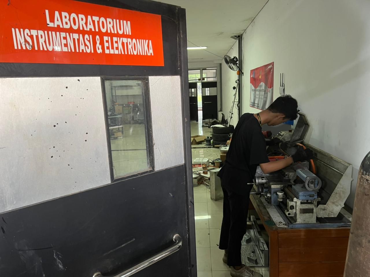 Mahasiswa ITS mengembangkan kendaraan listrik bernama Bangkits Cendrawasih di kampus ITS, Surabaya. Foto/humas
