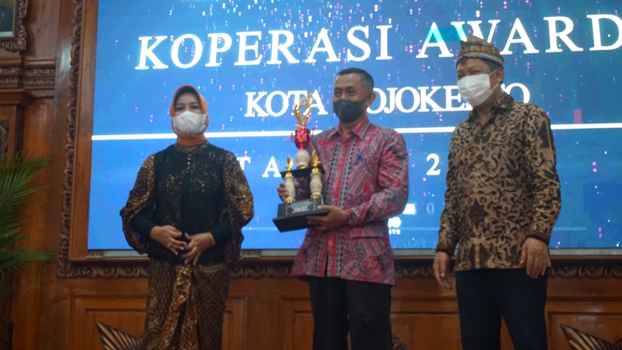 Wali Kota Mojokerto Ning Ita dan Ketua Dekopinda Kota Mojokerto saat resepsi hari koperasi