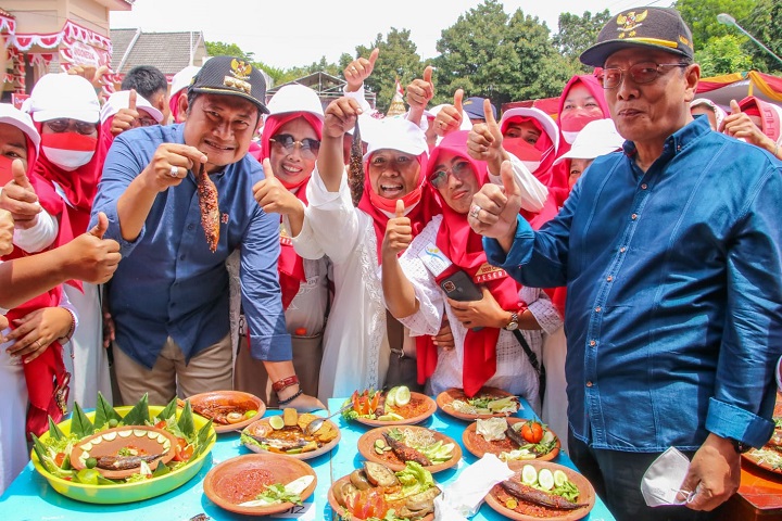 Bupati dan Wabup saat memperlihatkan masakan ikan pindang oleh warga Brondong. SP/MUHAJIRIN KASRUN