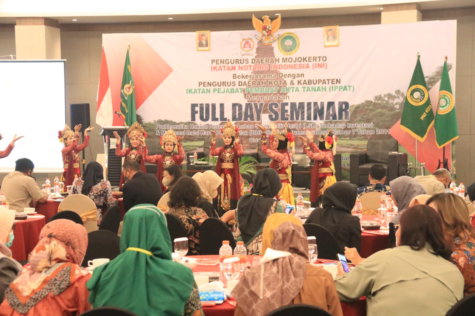 Bupati Mojokerto Ikfina Fahmawati saat mengikuti full day seminar.