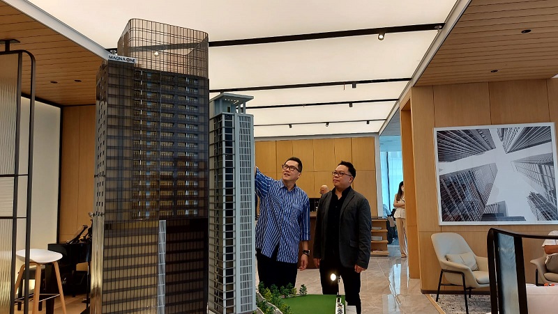 CEO BLVPRINT memamerkan maket Apartemen Magna One, kondisi ruang tamu Apartemen Magna One, kondisi kamar tidur Apartemen Magna One. 