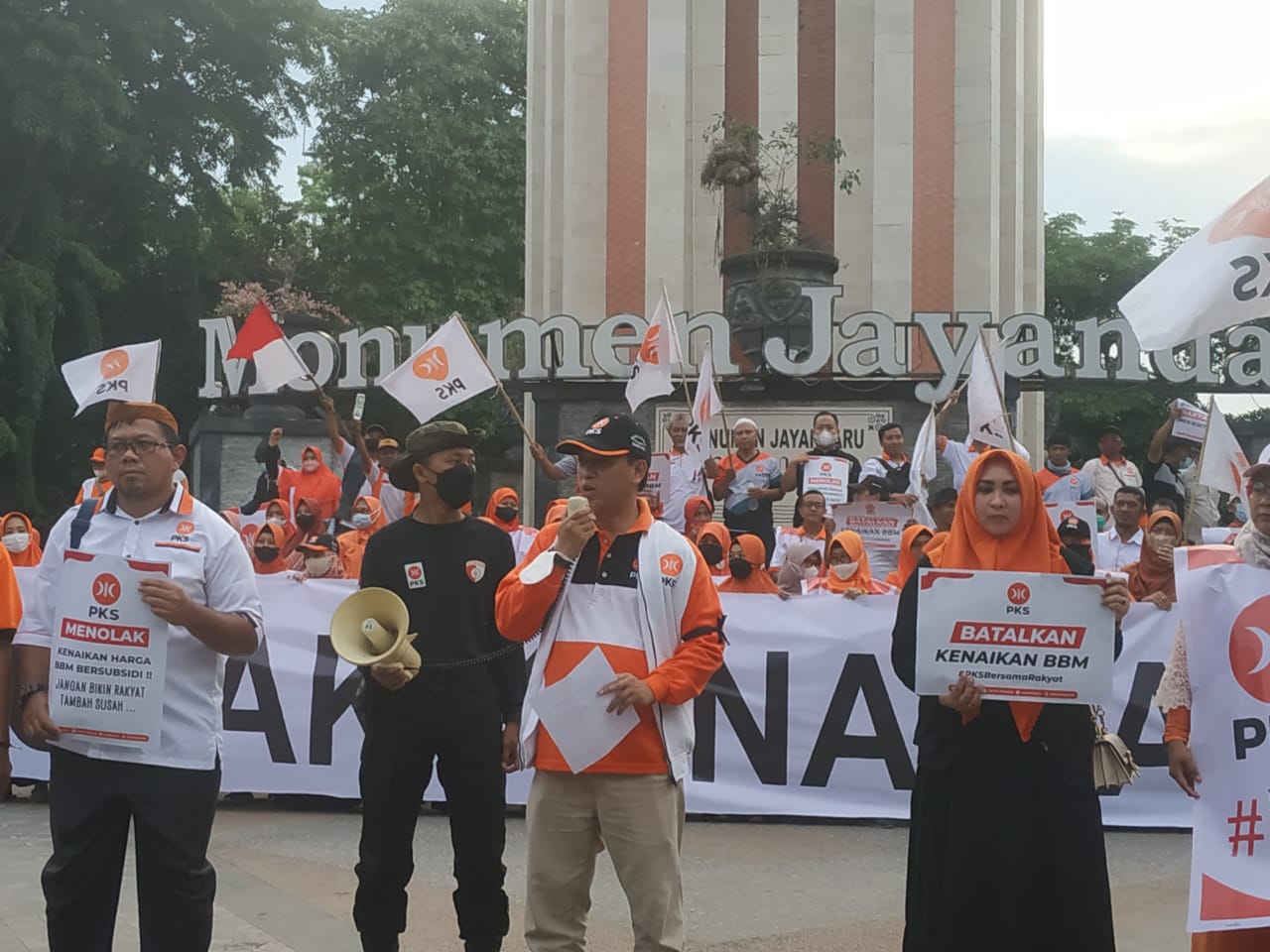 Ketua DPD PKS Sidoarjo Deny Haryanto saat membacakan pernyataan sikap penolakan kenaikan BBM 