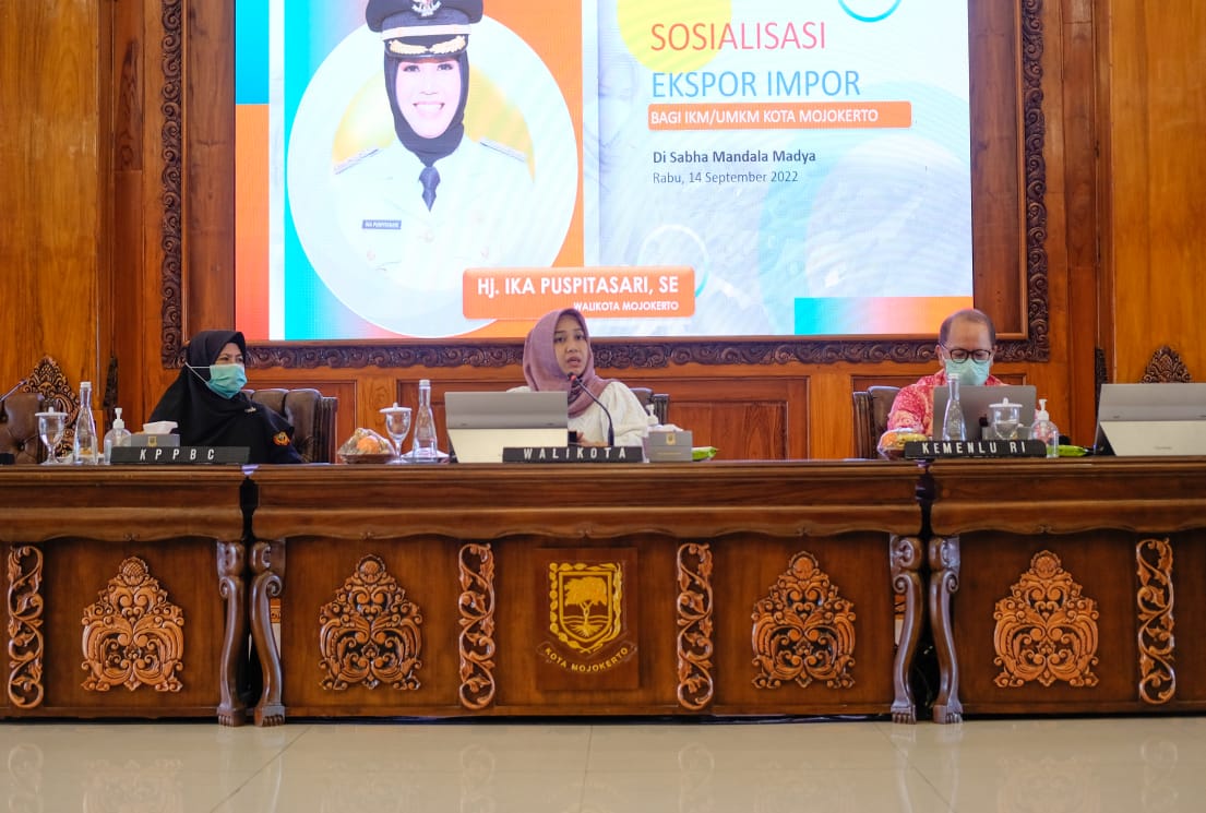 Wali Kota Ning Ita saat membuka sosialisasi ekspor impor bagi pelaku IKM/UMKM Kota Mojokerto