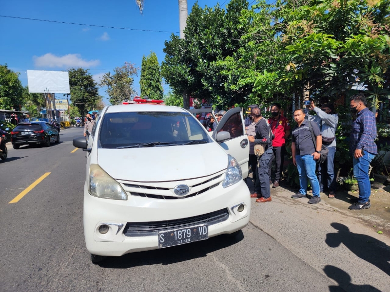 Petugas saat mendatangi lokasi kejadian. SP/Hadi Lestariono 