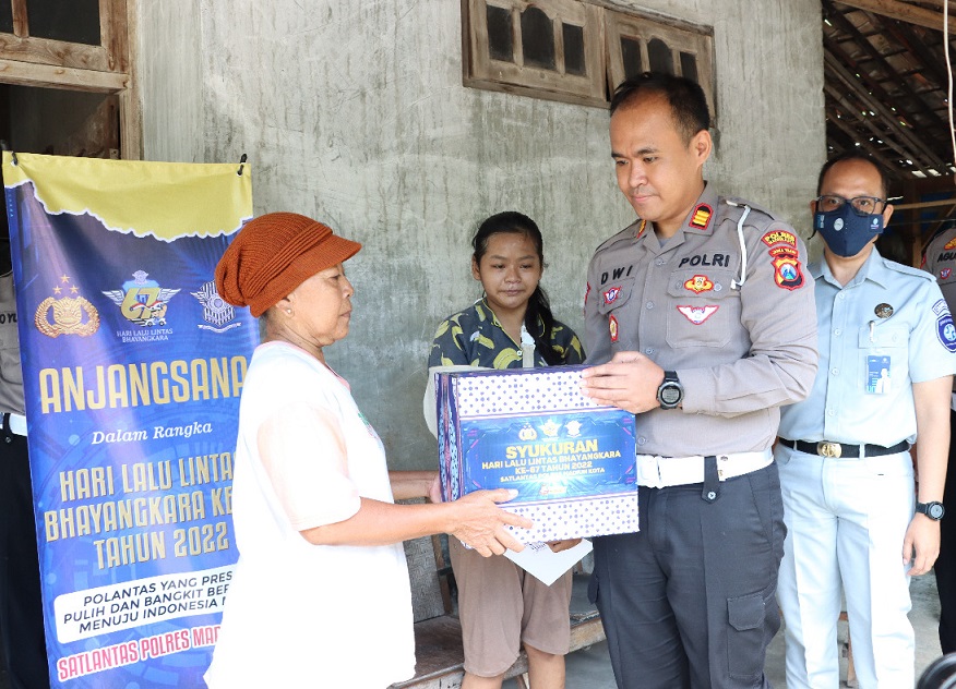 Satlantas Polres Madiun Kota saat menyerahkan bantuan sembako, Jum'at (16/9/2022). SP: Ariandi Kusuma
