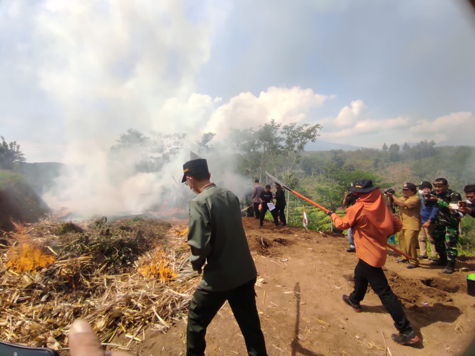 Bupati Mojokerto Ikfina Fahmawati saat ikut simulai pengendalian kebakaran hutan dan lahan