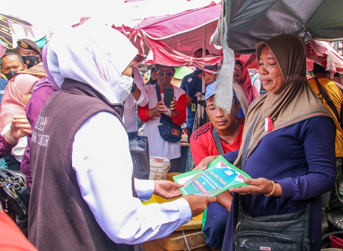 Gubernur Jawa Timur saat menyalurkan bantuan kepada masyarakat terdampak kenaikan harga BBM di Lamongan. SP/MUHAJIRIN KASRUN