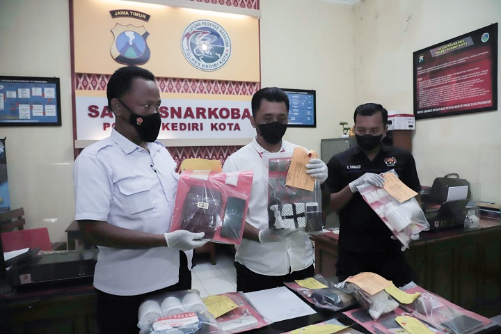 Petugas menunjukkan barang bukti yang diamankan. SP/Ari