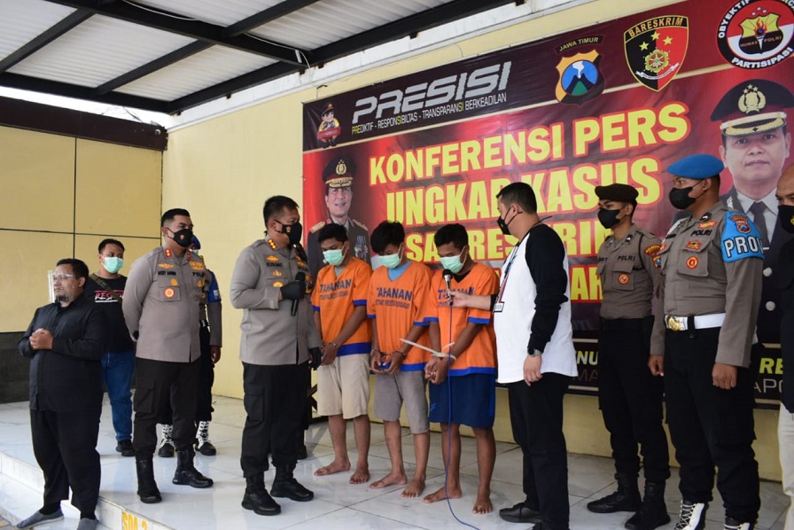 Keempat tersangka kasus penganiayaan saat kenaikan tingkat pencak silat yang berujung kematian. SP: Sugeng Purnomo.